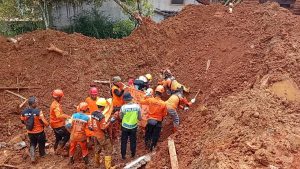 Anggota DPR Kaisar Bantu Korban Longsor